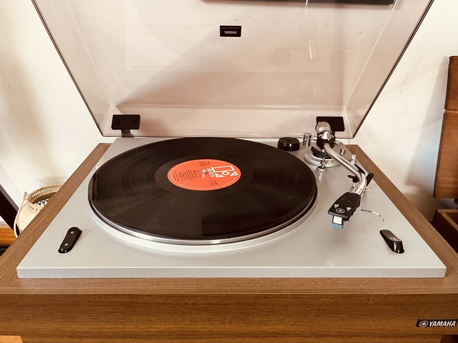 Gira discos Yamaha YP-701