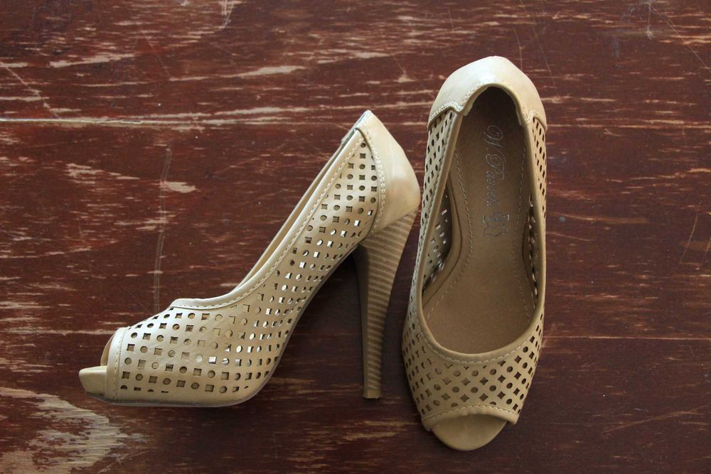 Beżowe buty na obcasie, r. 35