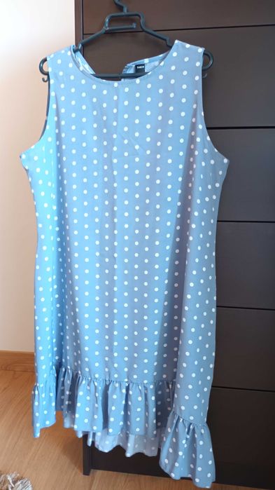 Vestido azul às bolinhas brancas