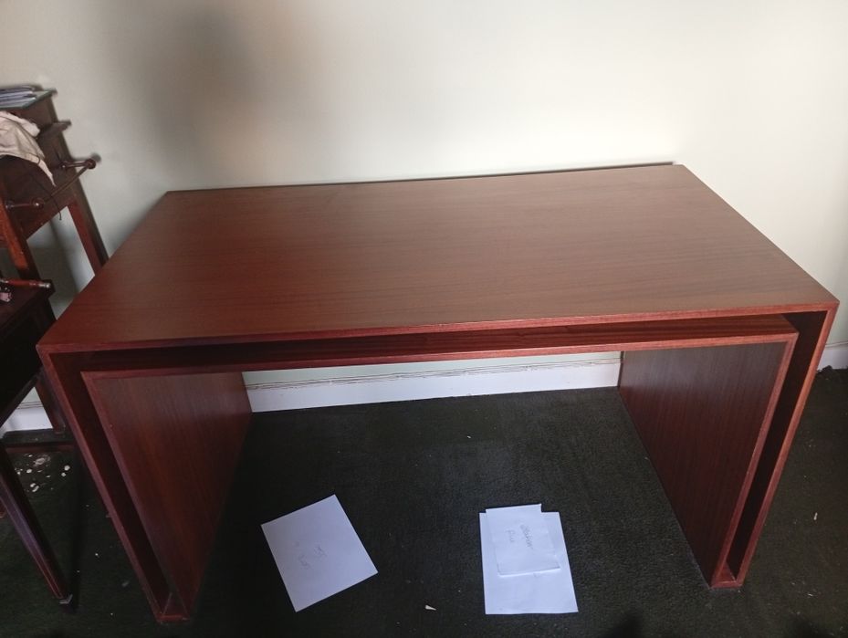 Secretária de madeira escura