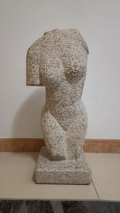 Escultura em Granito, representando o Corpo Feminino com Elegância