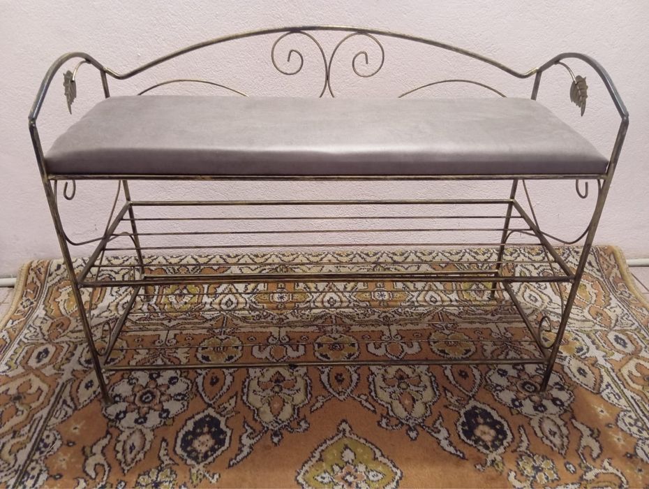 Кована полиця на взуття