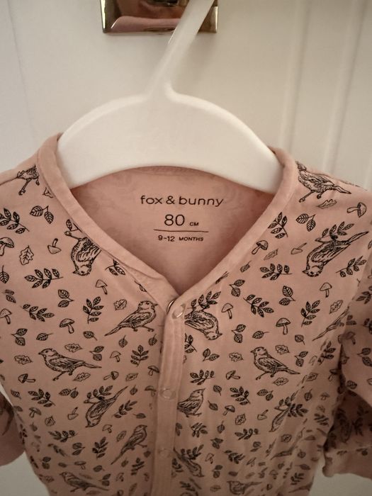 Rozpinany pajacyk dla dziewczynki, piżama bez stópek w kolorze pudrowego różu Fox & Bunny 80