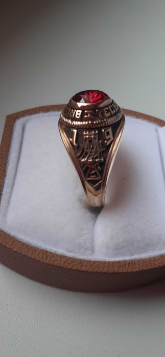 Sygnet złoto 14 K próba 585 z 1983 roku.