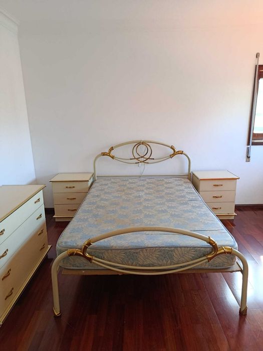 Cama de casal vintage, cómoda e mesas de cabeceira
