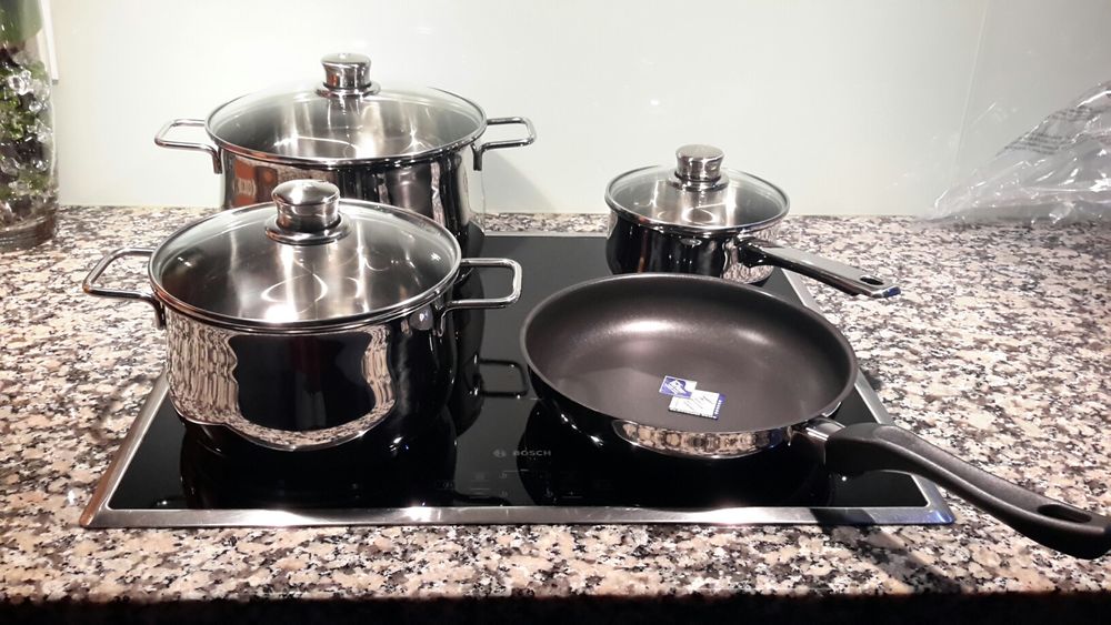 Conjunto de panelas novas para indução