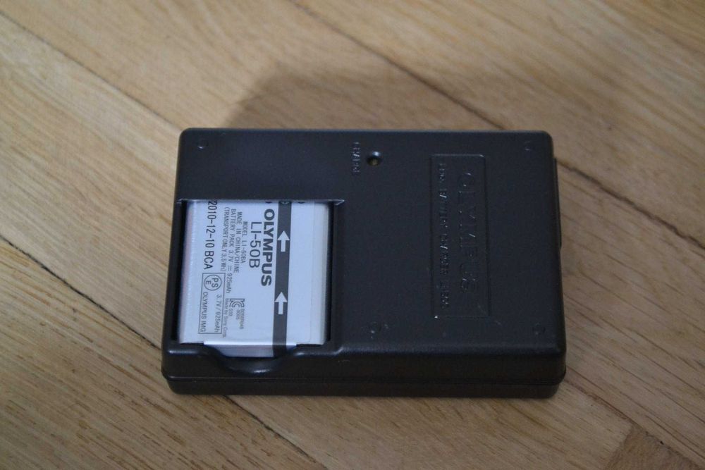 Ładowarka OLYMPUS Li50C do wielu aparatów cyfrowych z baterią LI50B