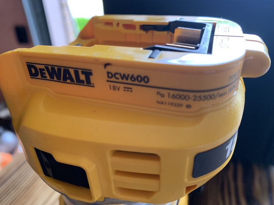 Акумуляторний фрезер DCW604NT-XJ 18V 2W1 8MM