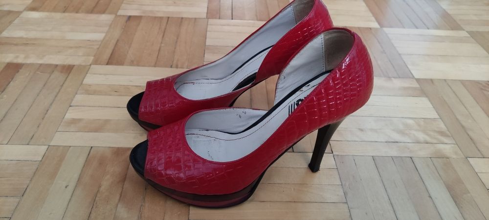 Buty z lakierowanej skóry