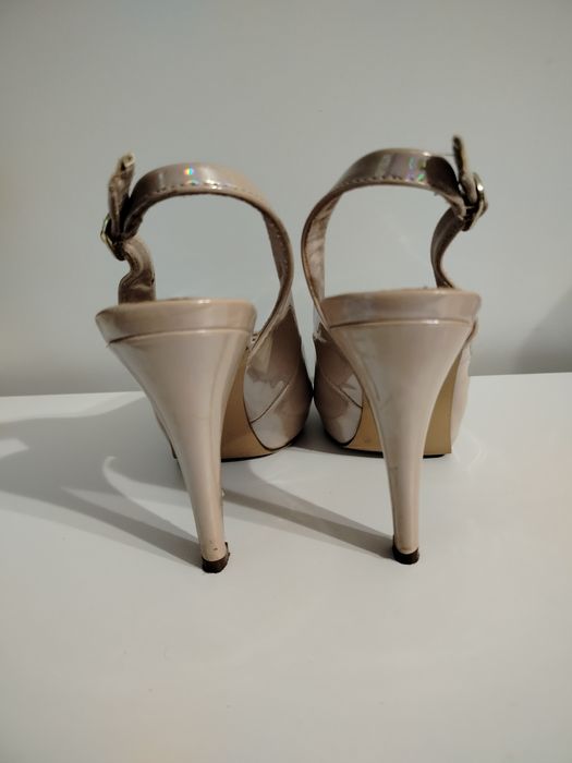 Lakierowane buty damskie na obcasie