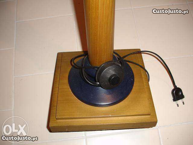 Candeeiro de pé.