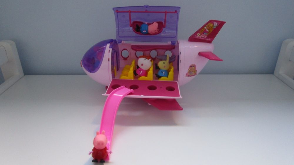 Avião da Porquinha Peppa c/ Papá Porquinho + 6 crianças à escolha NOVO