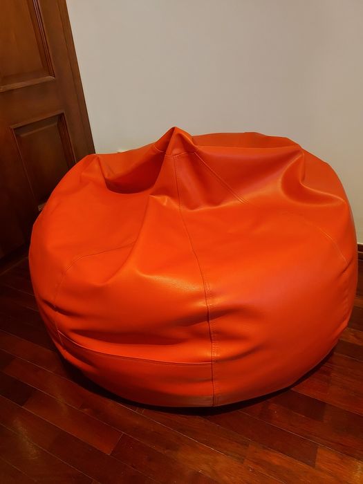 Puf Grande em Pele Vermelho, diâmetro: +/- 95cm, com bolso.
