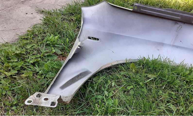 BLOTNIK--Lewy --AUDI A4B6--srebrny --2003r-- ma dwa wgnioty