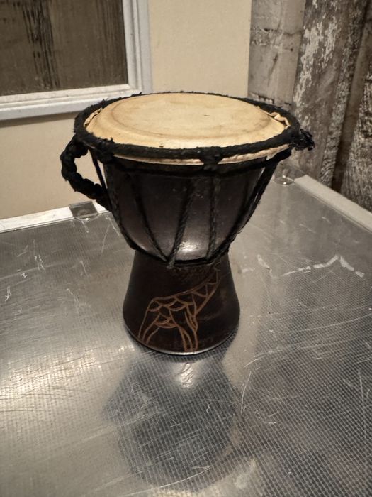 Bębenek Djembe, karafka do sake z kieliszkimem