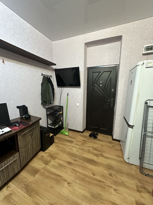 Продам гостинку 5 мин метро Защитников Украины , конный рынок