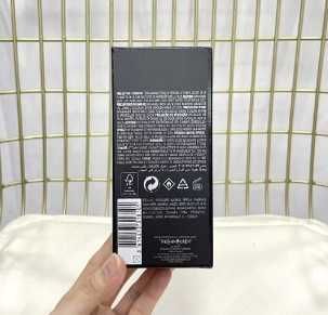 Perfumy w czarnej butelce