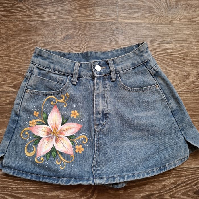 Кастомна джинсова спідниця з ручною вишивкою квітів | унікальна