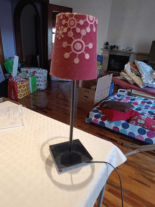 Candeeiro de Mesa Ikea com abajur Roxo e Lilás