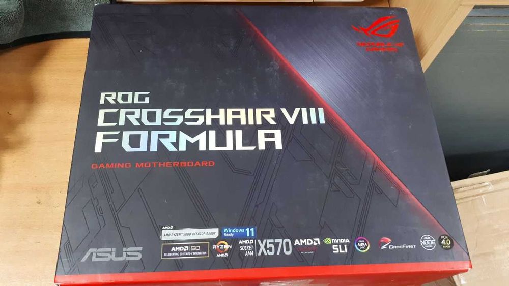 Материнська плата Asus ROG Crosshair VIII Formula