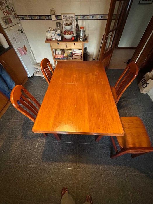 Mesa e 4 cadeiras de pinho