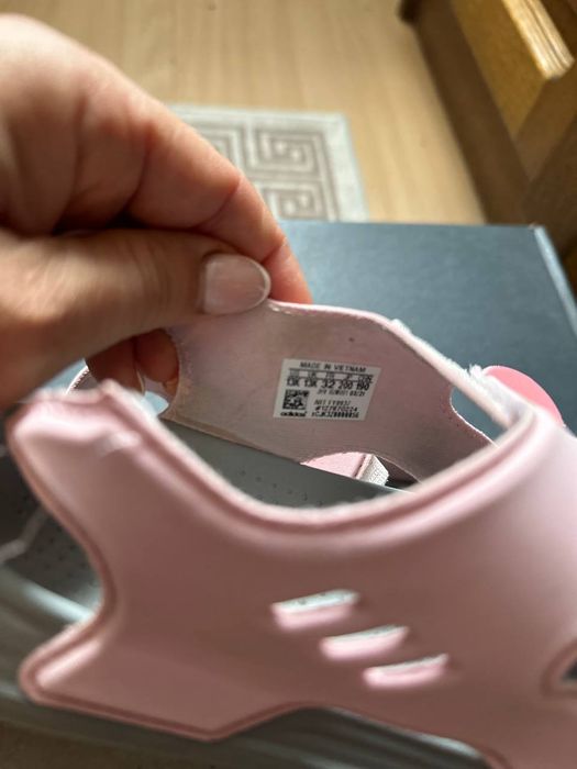 Adidas сандалі для дівчинки