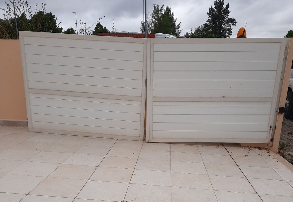 Portão + portão branco de alumínio