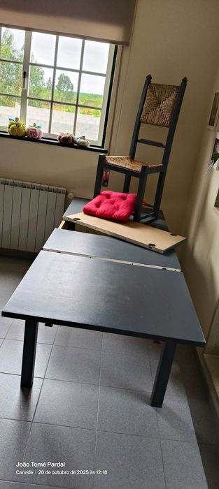 mesa de sala de jantar extensível + quatro cadeiras tipo alentejanas