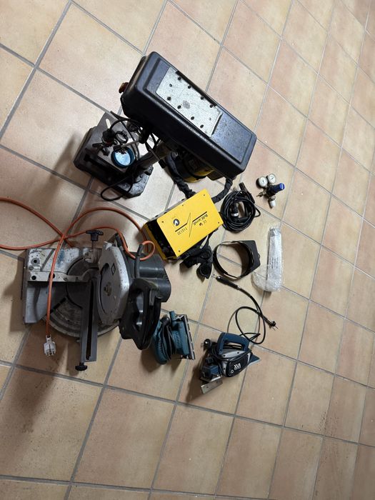 Furadora de bancada e outros equipamentos