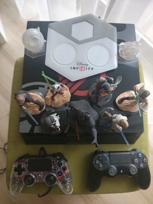 PS4 PRO 1TB star wars edycja limitowana + 2 pady + 4 gry