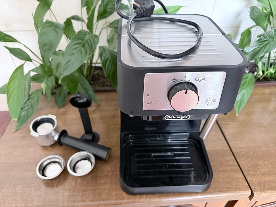 Кавоварка ріжкова Delonghi EC260BK