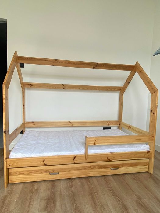 Łóżko drewniane domek dla dzieci 160x80 z barierką, wysuwaną szufladą i materacem