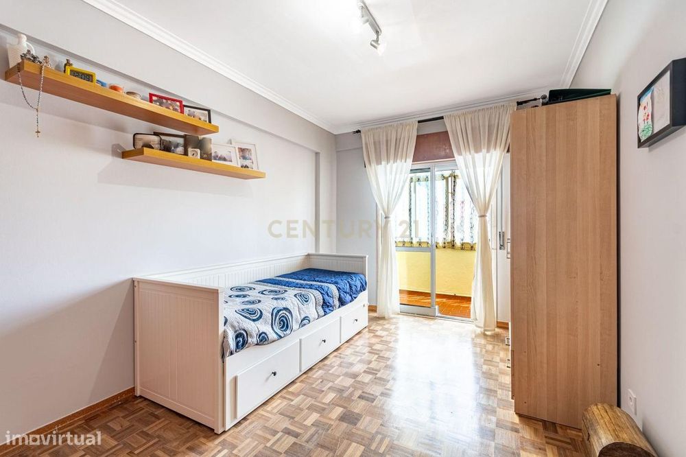 Apartamento T2 com elevador e varandas, em Algueirão-Mem Martins, Sint