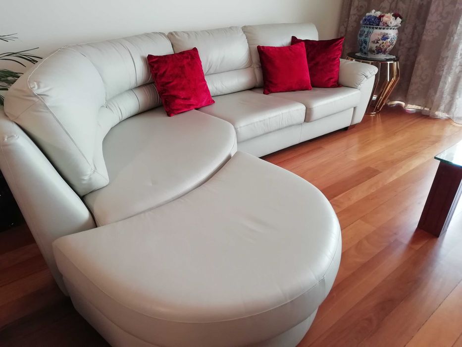 Sofá em pele bege claro