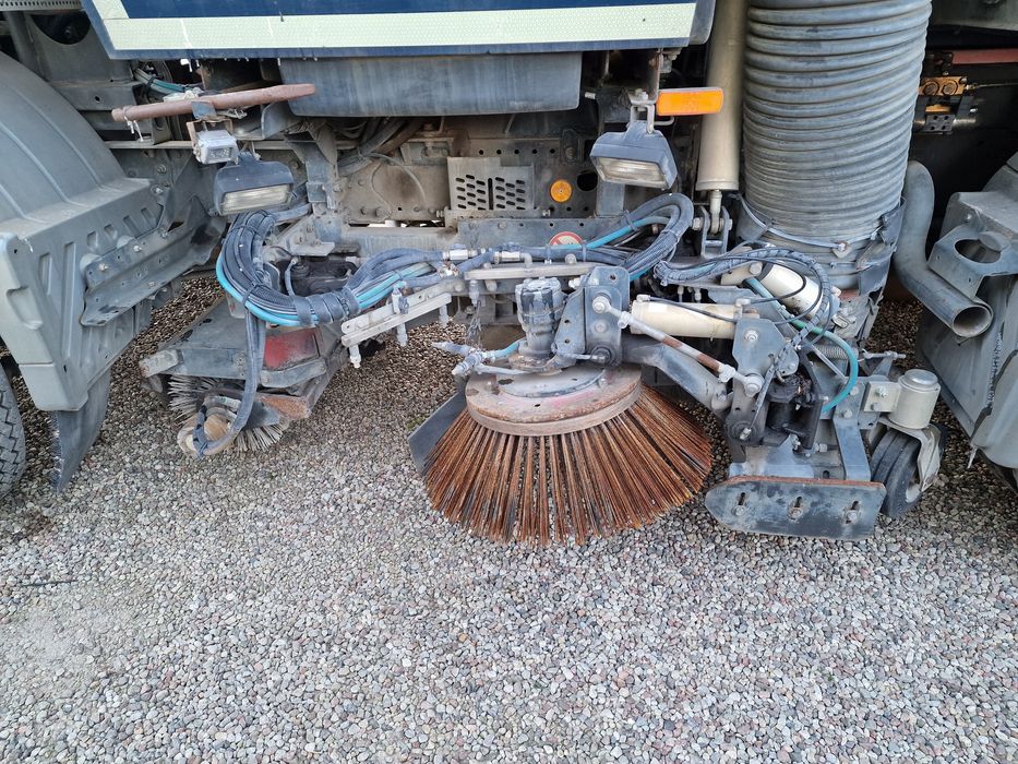 Mercedes Benz, zamiatarka 123 900 brutto