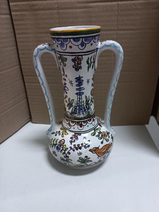 Jarra em faiança decorativa de Coimbra - peça numerada.
Pintado à mão