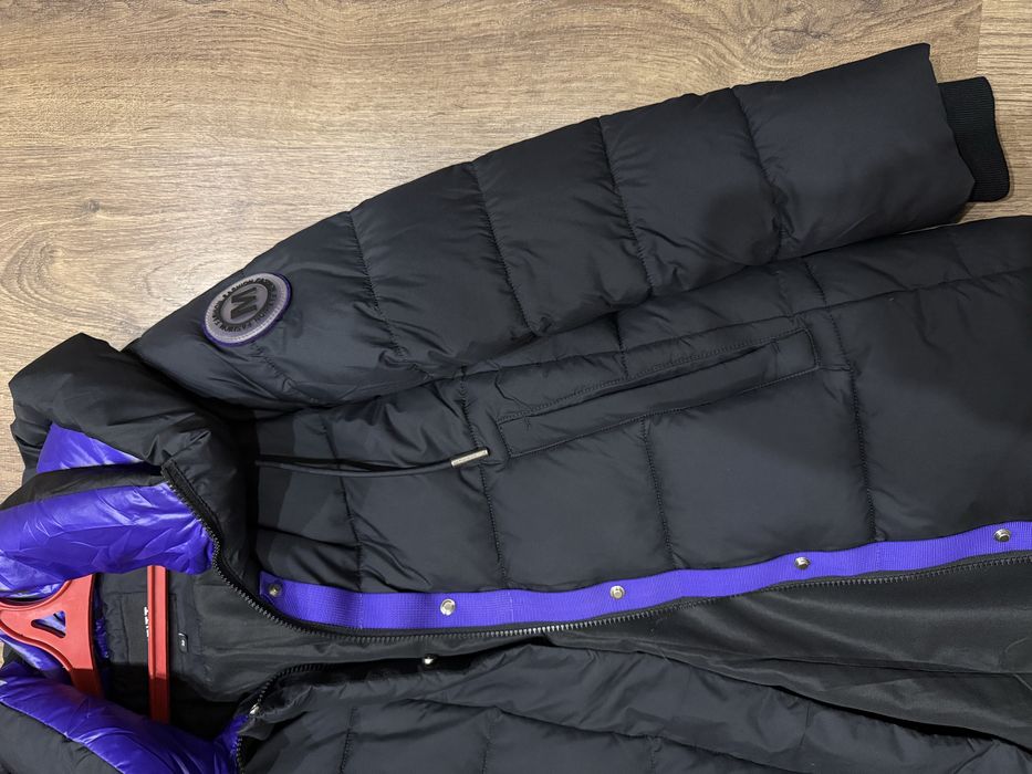 Продаю чорний пуховик, дуже теплий.