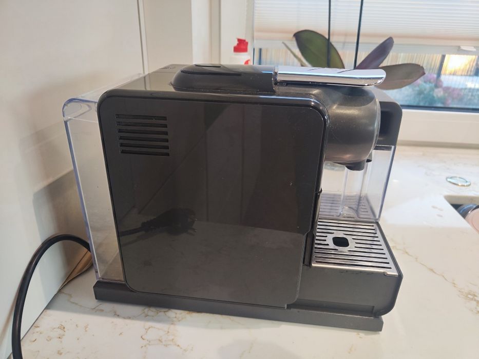 Ekspres na kapsułki DE LONGHI - NESPRESSO Lattissima Touch EN560.B Czarny