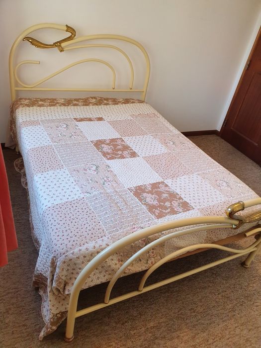 Cama em ferro com apontamentos dourados