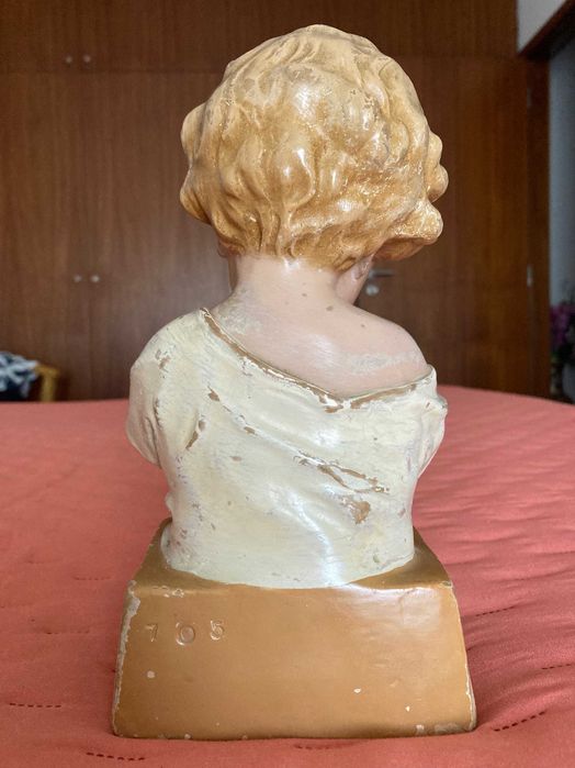 Estátua religiosa menino em oração com terço