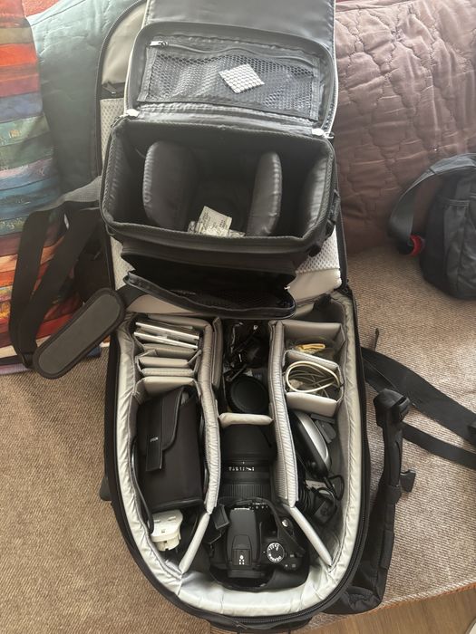 Aparat Canon z plecakiem i wyposażeniem