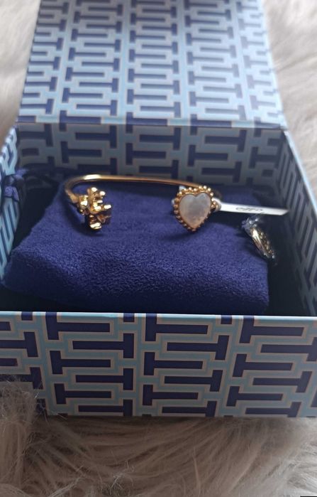 Tory Burch kolczyk i bransoletka  serduszka z masy perlowej