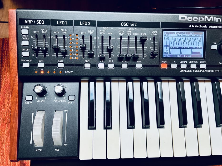 Behringer Deepmind 6 - sintetizador analógico