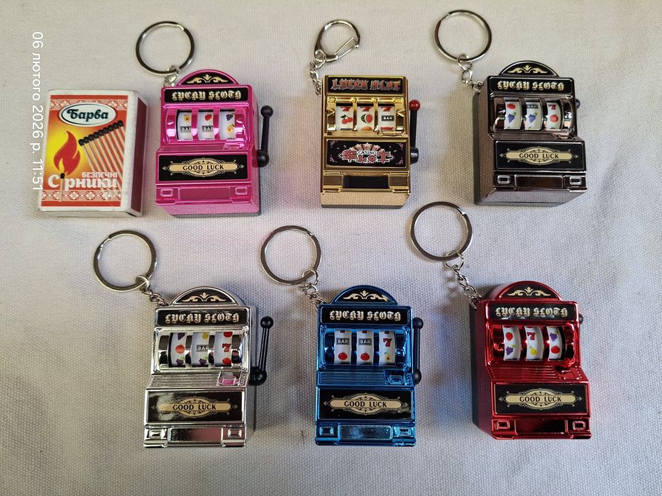 Казино брелок good luck золотой и серебристый