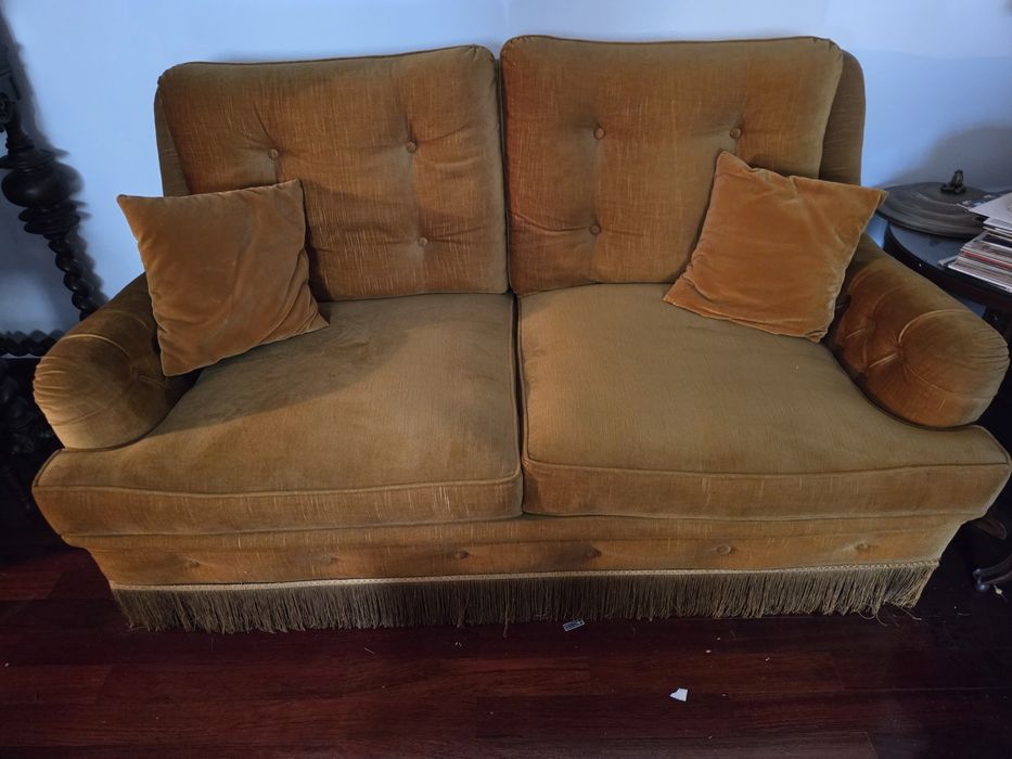 Sofá amarelo em bom estado