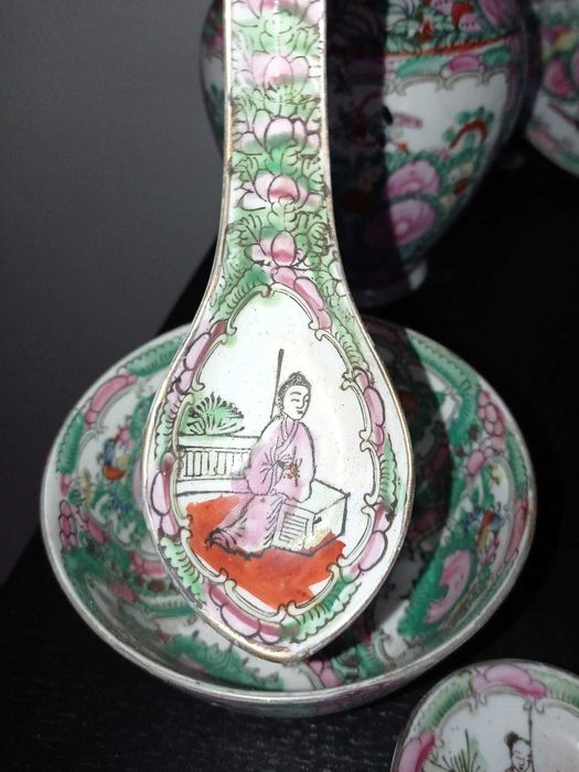 Conjunto de peças de porcelana oriental