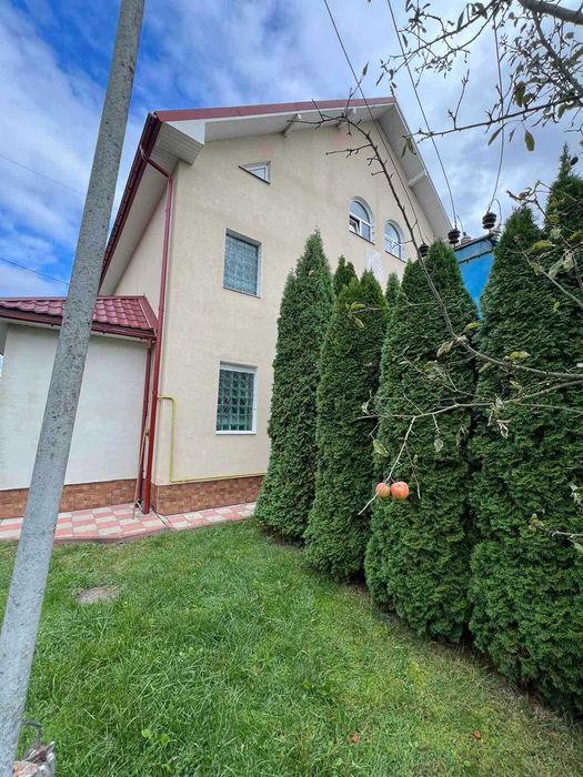 Продається затишний будинок у Крихівцях