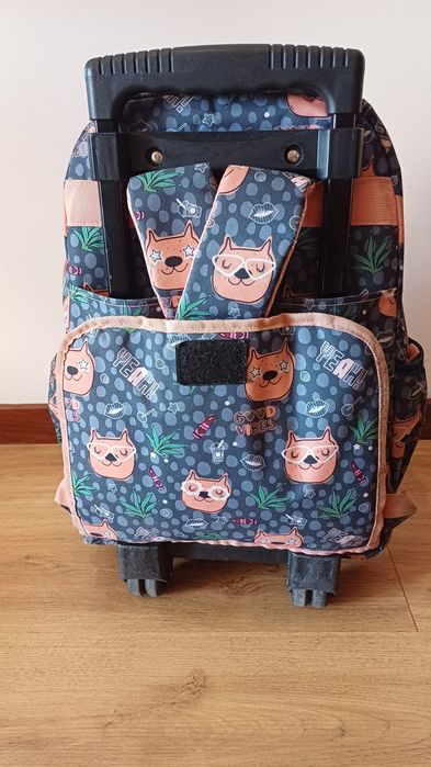 Mochila escolar com rodinhas e alça retrátil
Possui vários compartim