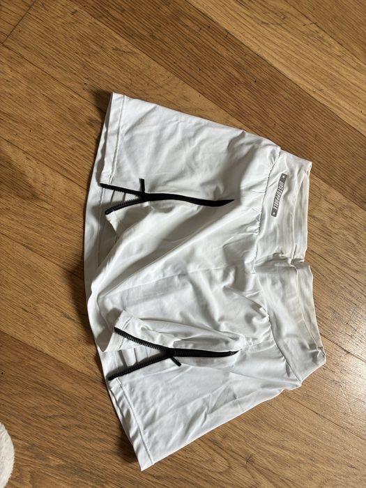 Saia-calça branca com lettering preto para ginasio