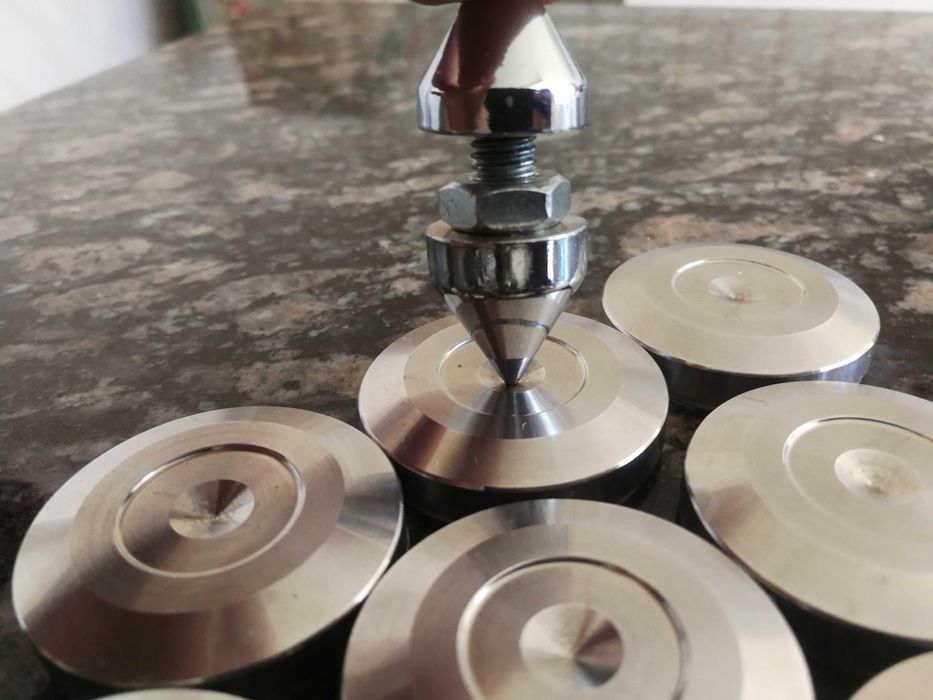 Шипы для акустики или аудиотехники.